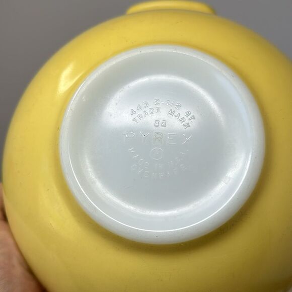 Vintage Pyrex Yellow #443 Cinderella Mixing Bowl 2-1/2 Qt Ovenware USA - Picture 3 of 3